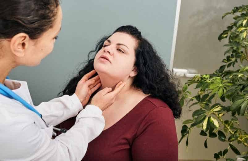 Quand faut-il consulter pour cette sensation d’avoir quelque chose de coincé dans la gorge ?-Fitvia