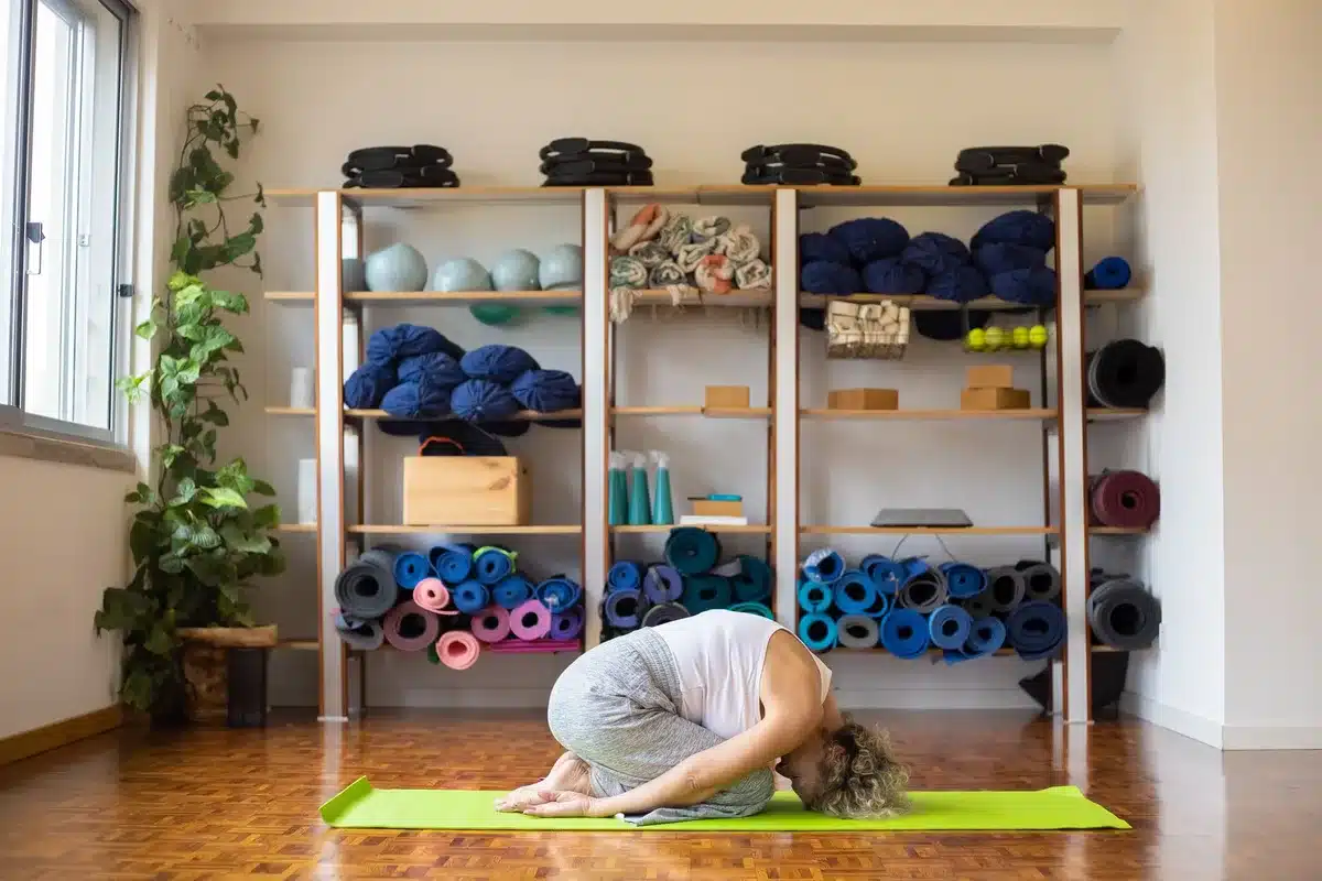 Posture de l'enfant soutenue avec bolster pour relâcher le dos et les épaules