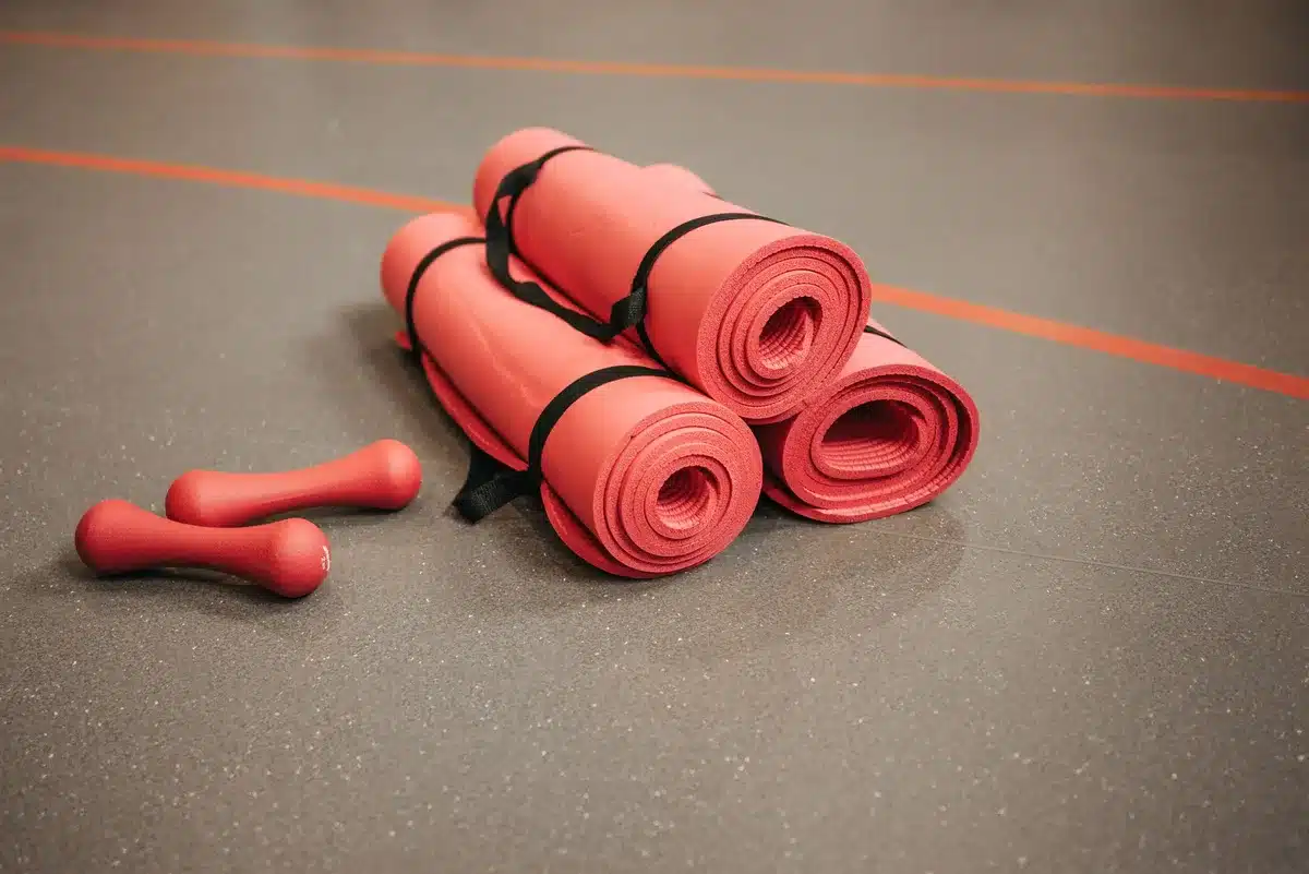Accessoires de yoga réparateur : couvertures, coussin, bloc pour le soutien
