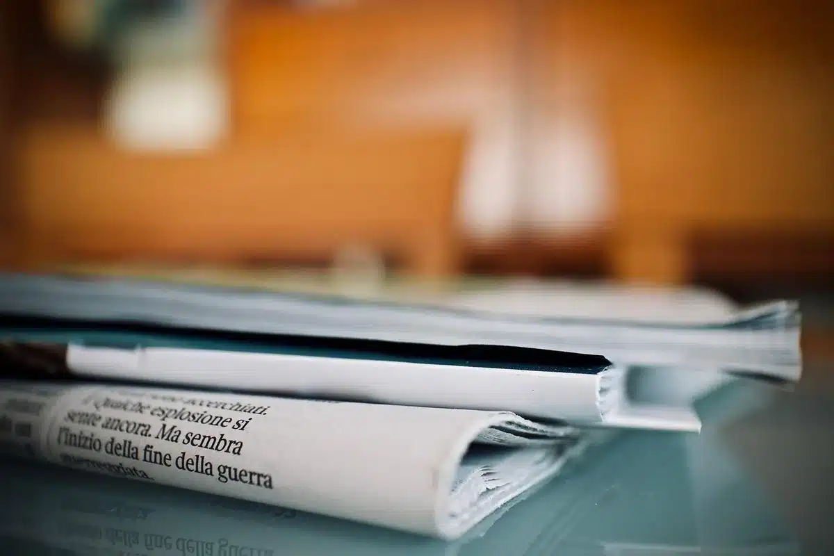 Un expert examine des publications scientifiques et des références bibliographiques.