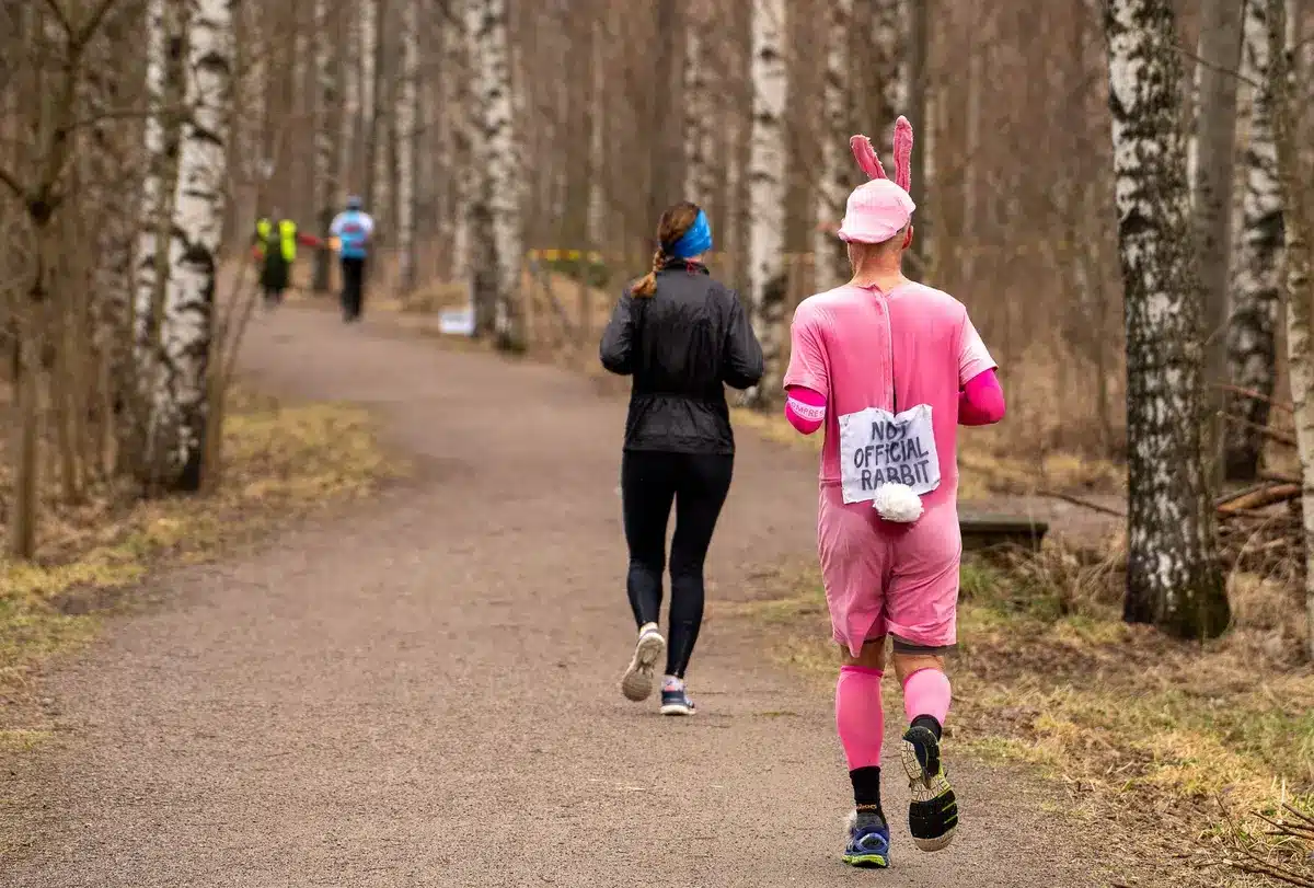 Coureur souriant après un entraînement, montrant les effets positifs sur l'humeur