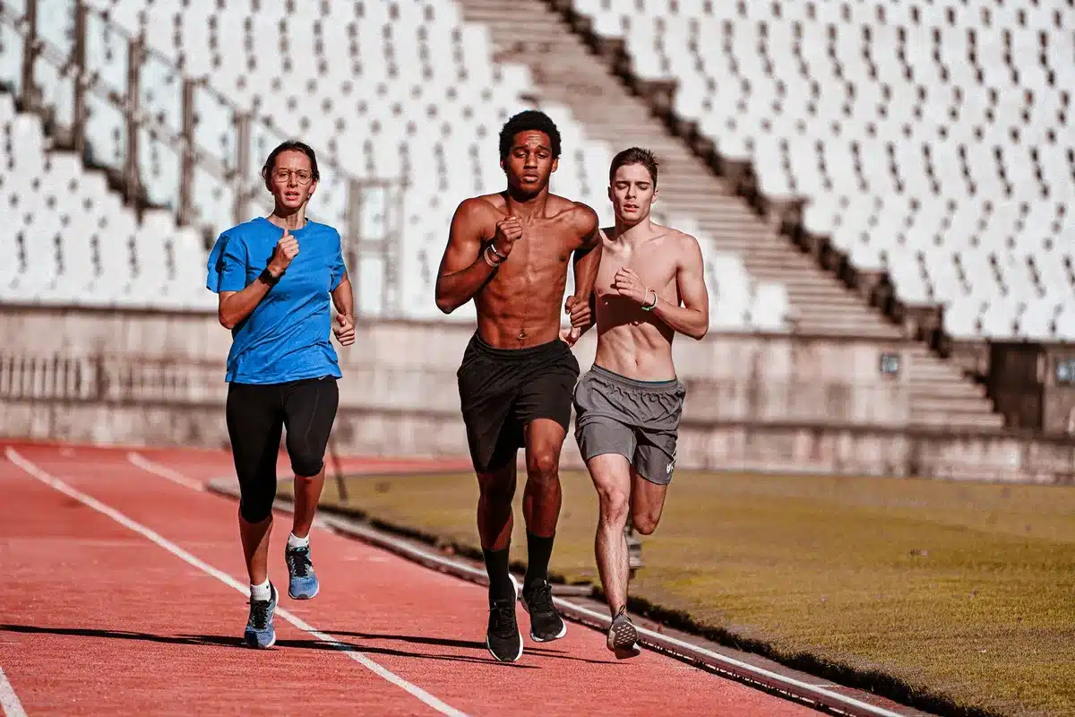 Personne qui prépare son équipement de course pour une séance d'entraînement régulière