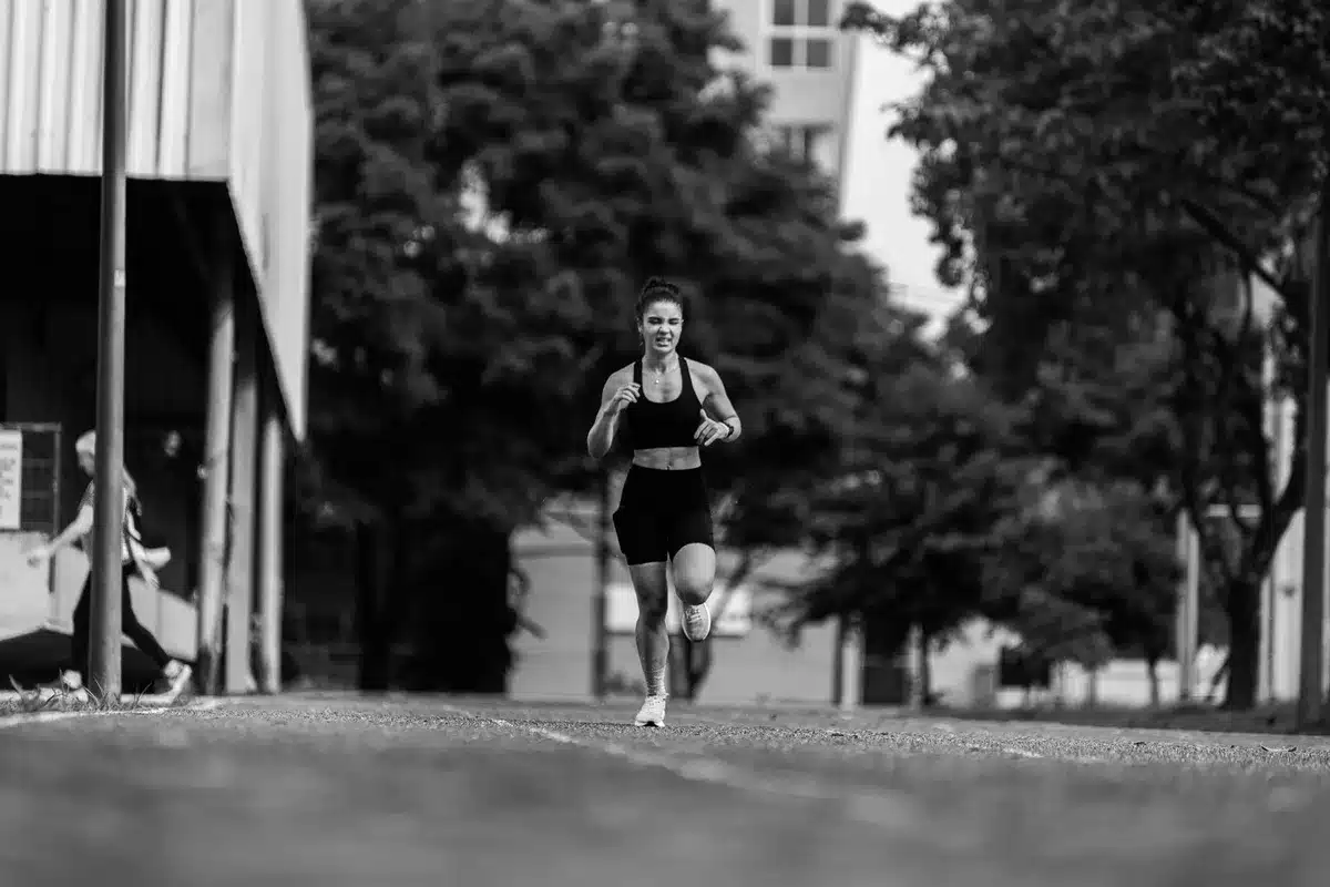 Coureur effectuant une sortie facile à allure modérée et confortable