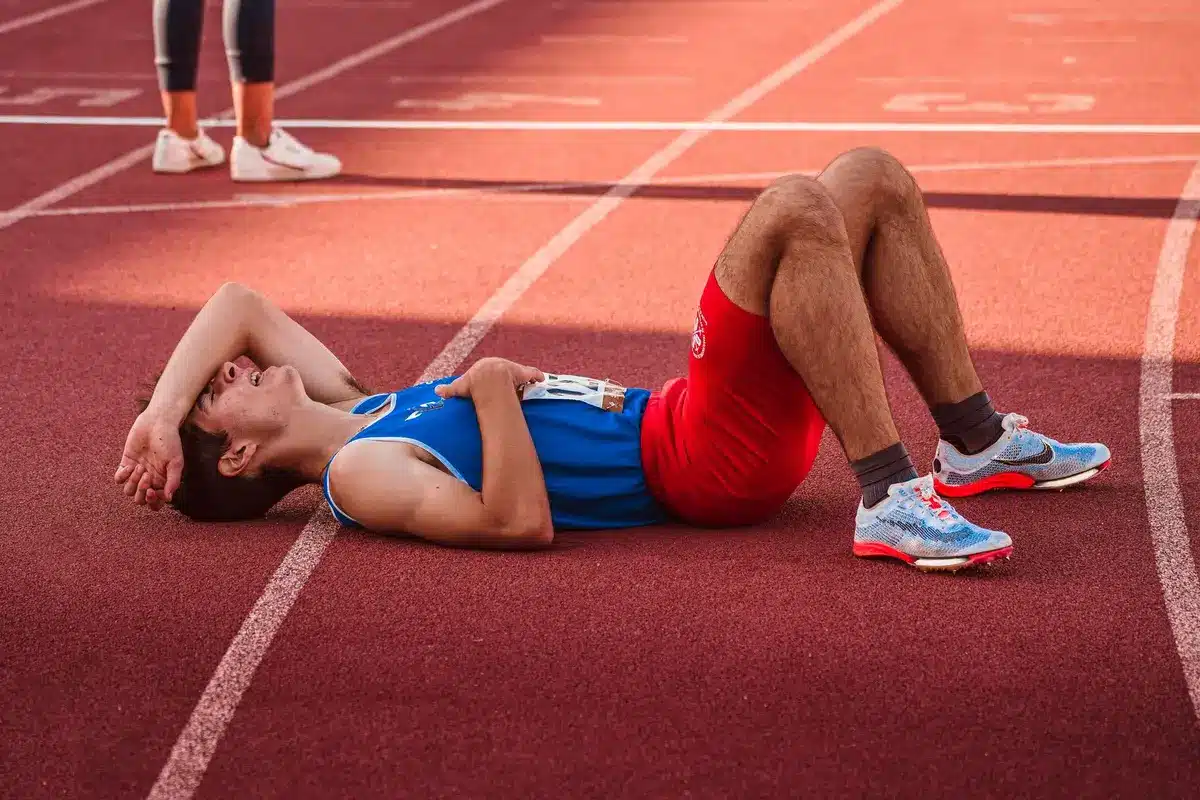 Coureur montrant des signes de fatigue et de surmenage après l'entraînement