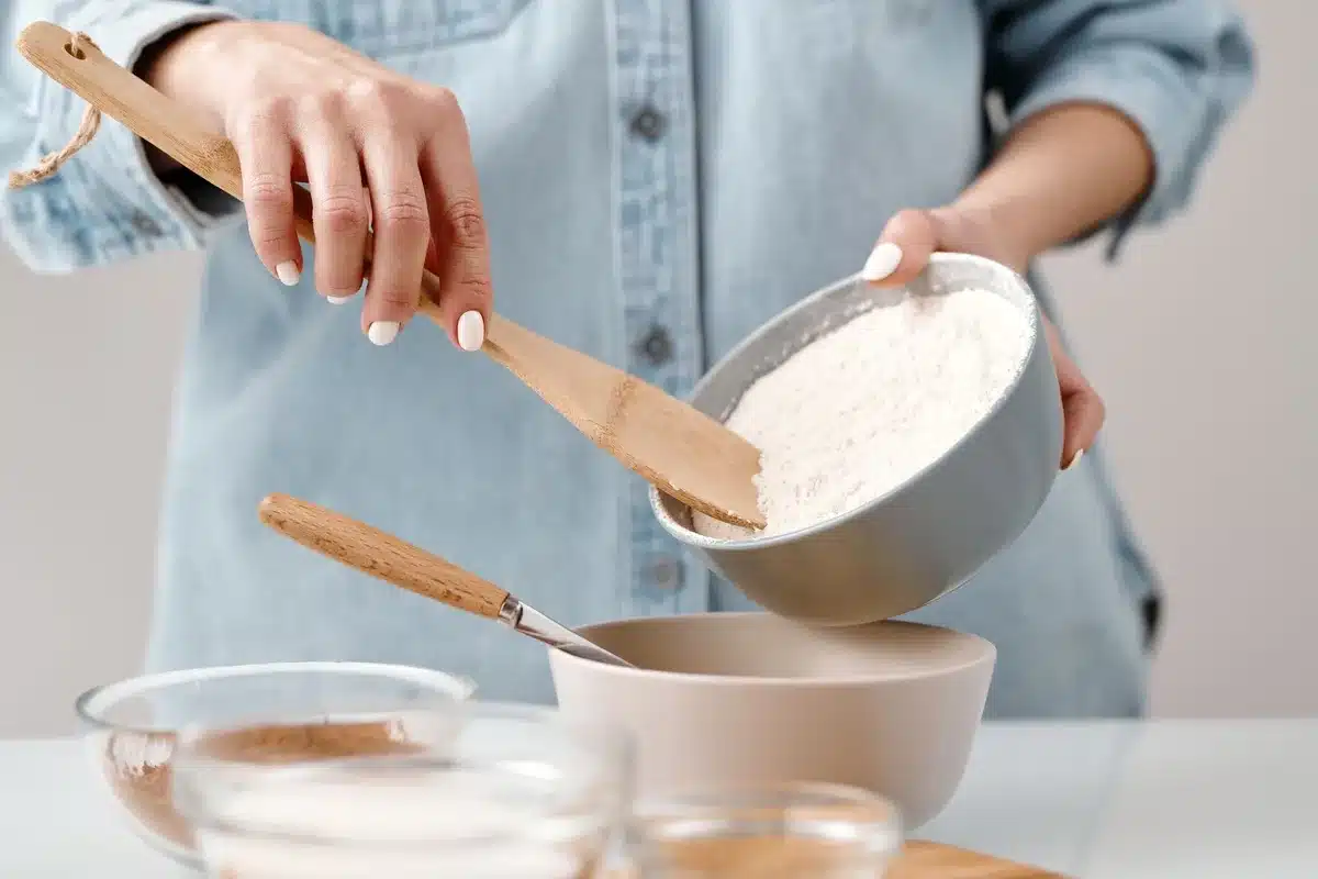 Ingrédients pour la frangipane protéinée mélangés dans un bol