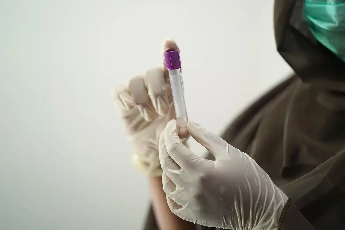 Équipement de protection : gants, masque et produits de nettoyage pour décontamination