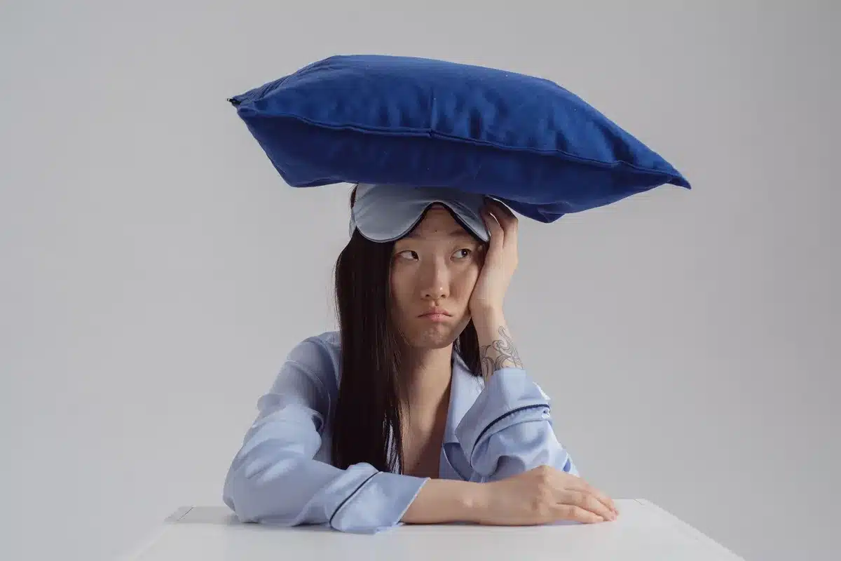 Femme fatiguée avec troubles du sommeil et signes de fatigue persistante