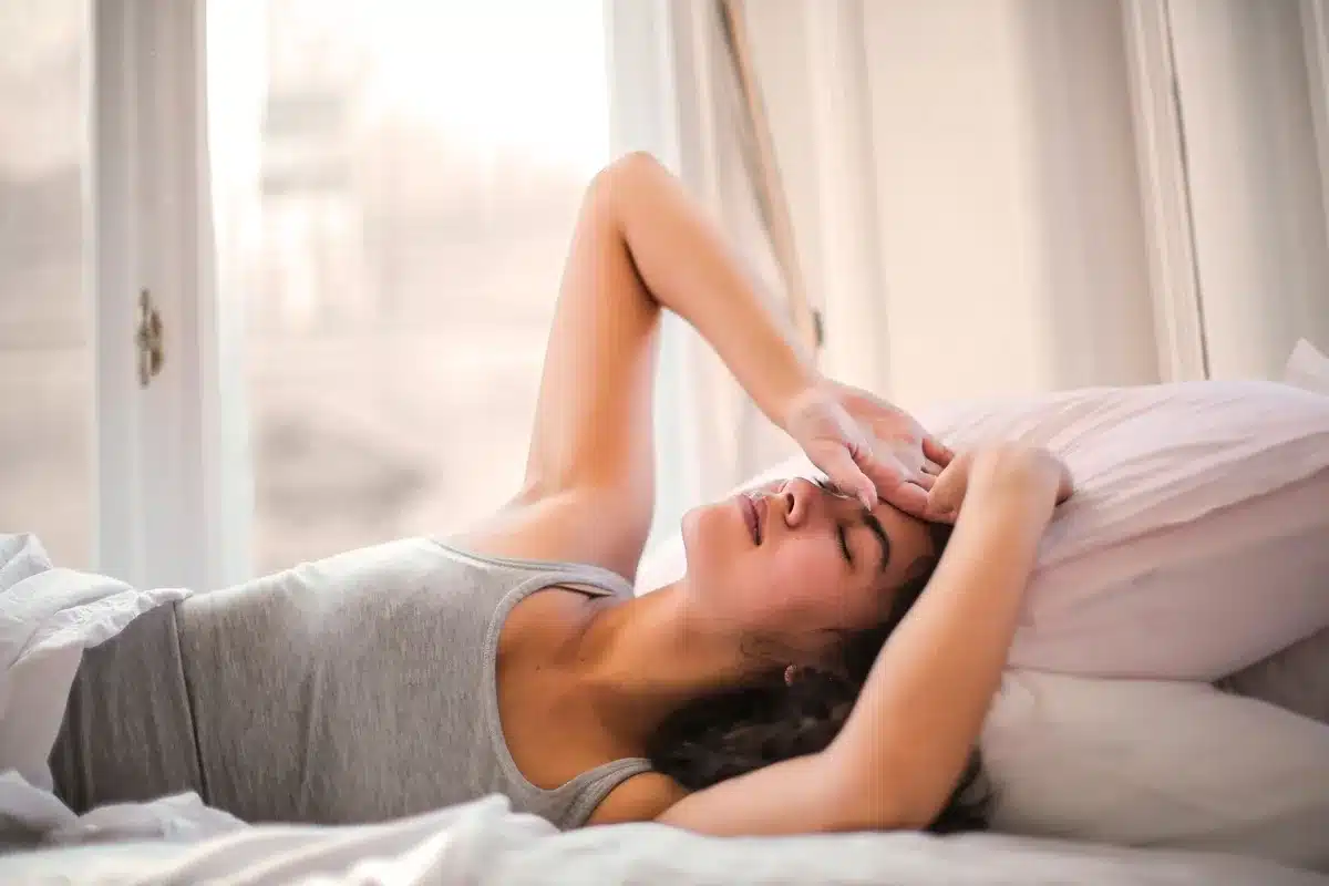 Personne en train de dormir paisiblement, illustrant l'importance de la récupération musculaire.