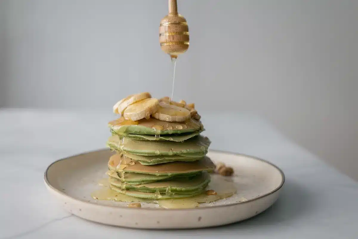 Ingrédients naturels pour pre-workout maison : banane, café, matcha et eau de coco