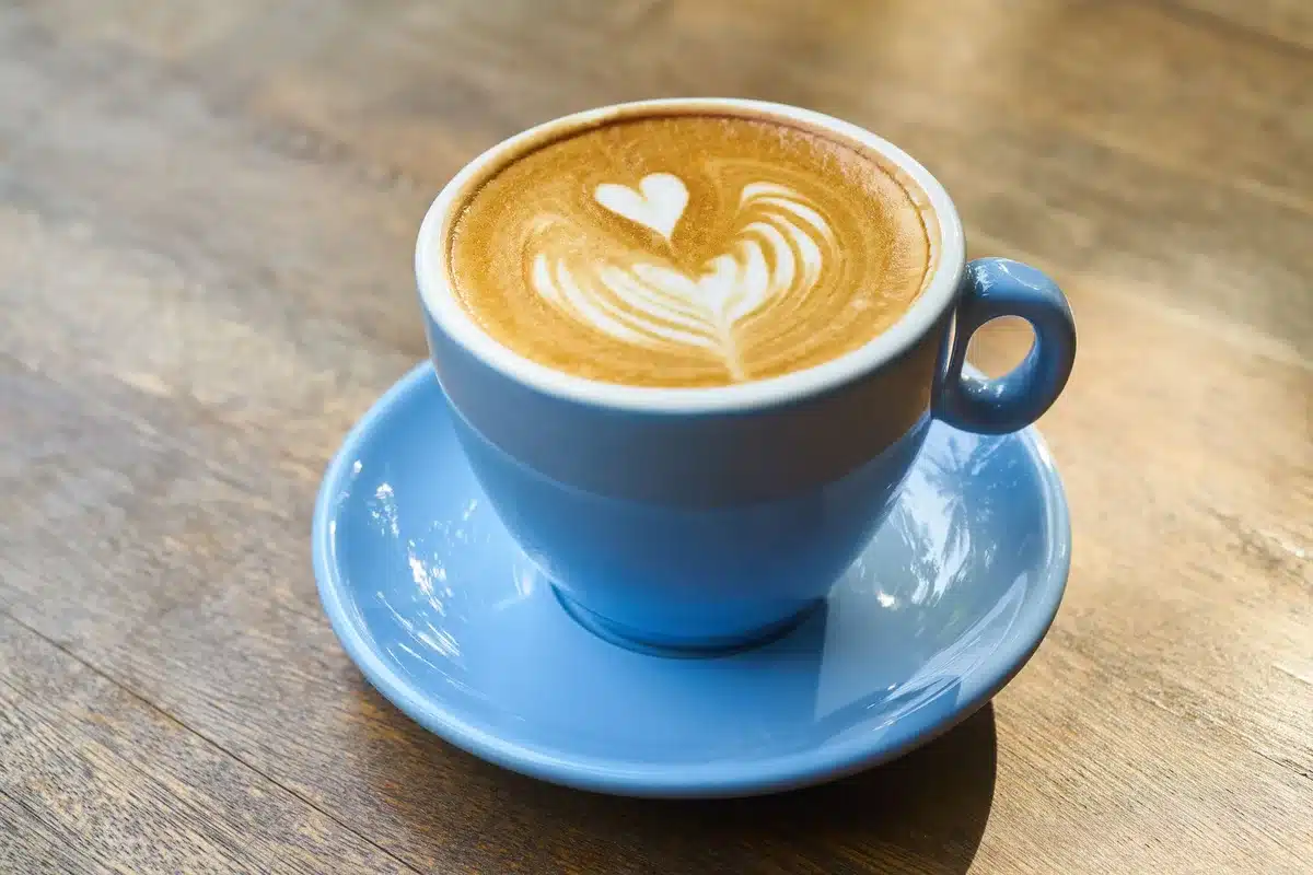 Tasse de café noir représentant une source naturelle de caféine pour le pre-workout
