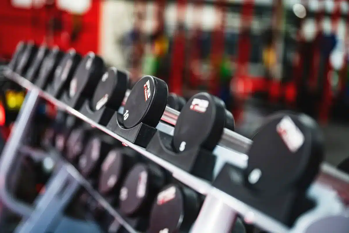 Personne en train de soulever des haltères lors d'un entraînement de musculation