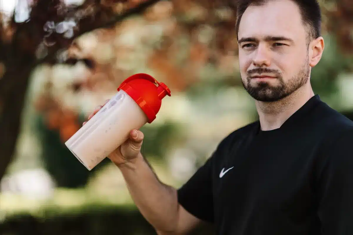 Shaker de protéine et poudre protéinée sur une table de fitness