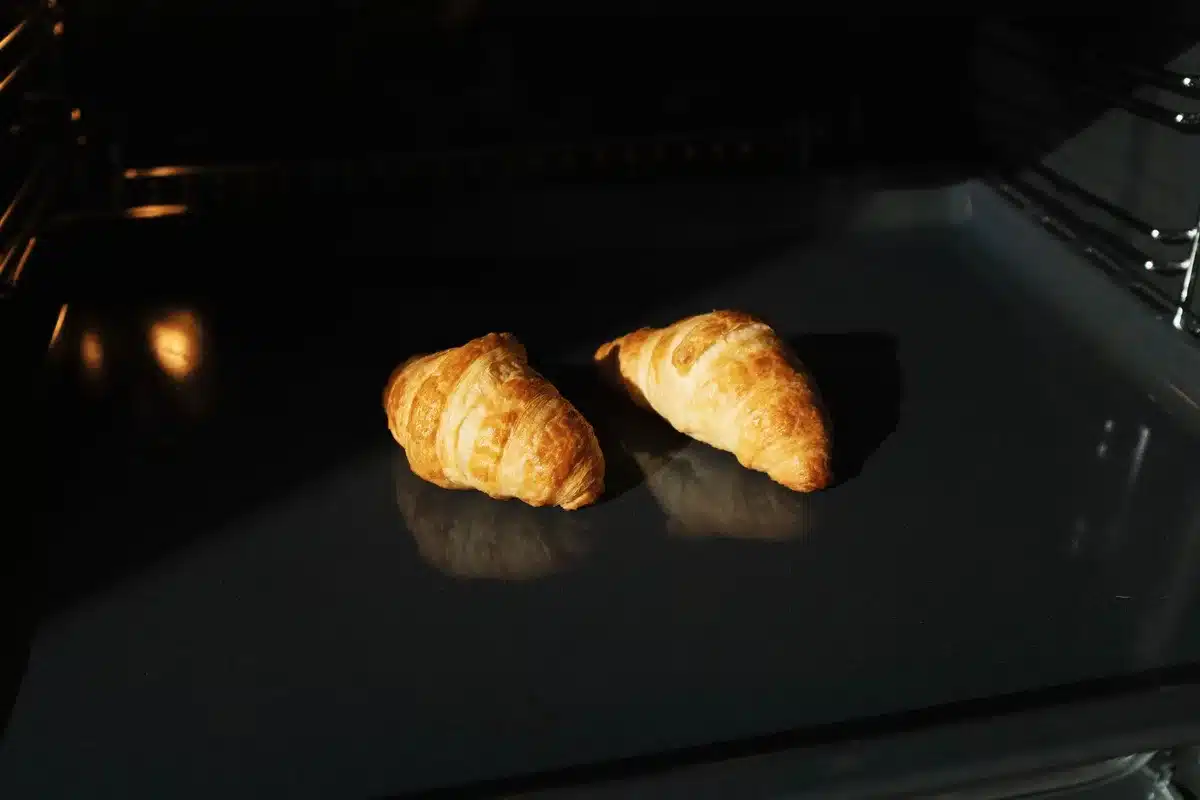 Mini pains protéinés dorés sortant du four sur une plaque de cuisson