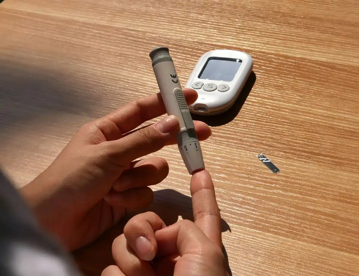Symboles médicaux représentant les comorbidités : diabète, hypertension, apnée du sommeil