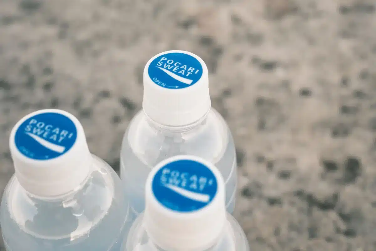 Bouteille de boisson pour sportif avec électrolytes à proximité d'équipement d'entraînement