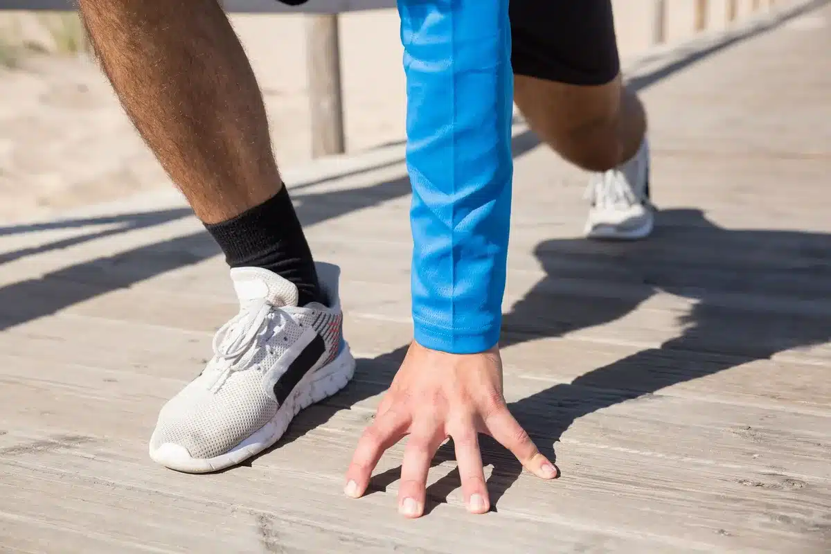 Sportif en vêtements clairs et légers s'entraînant sous un soleil matinal doux