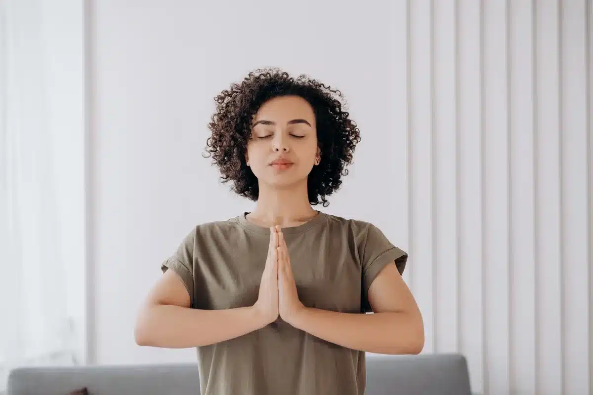 Femme en moment de détente et gestion du stress pour sa santé mentale