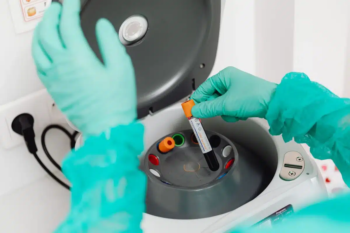 Prélèvement sanguin et analyses biologiques en laboratoire