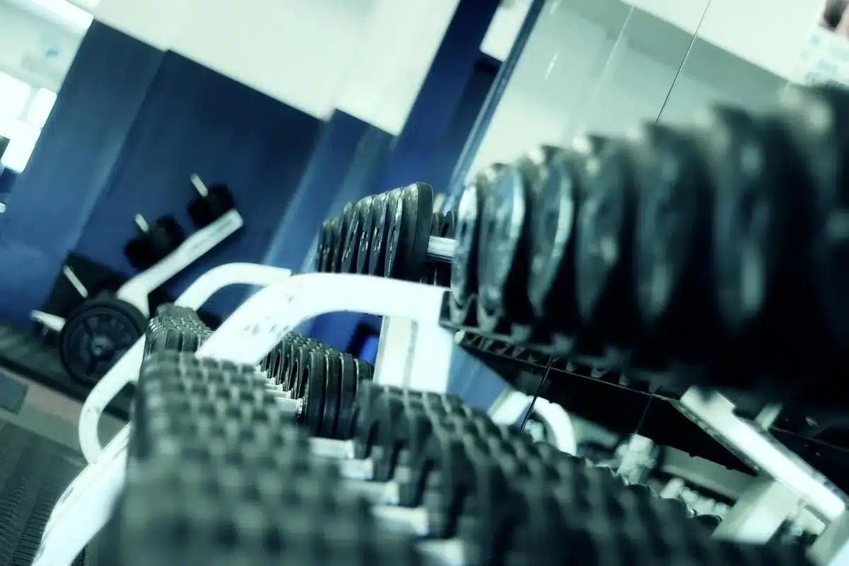 Progression d'entraînement avec bandes élastiques et poids pour augmenter la charge