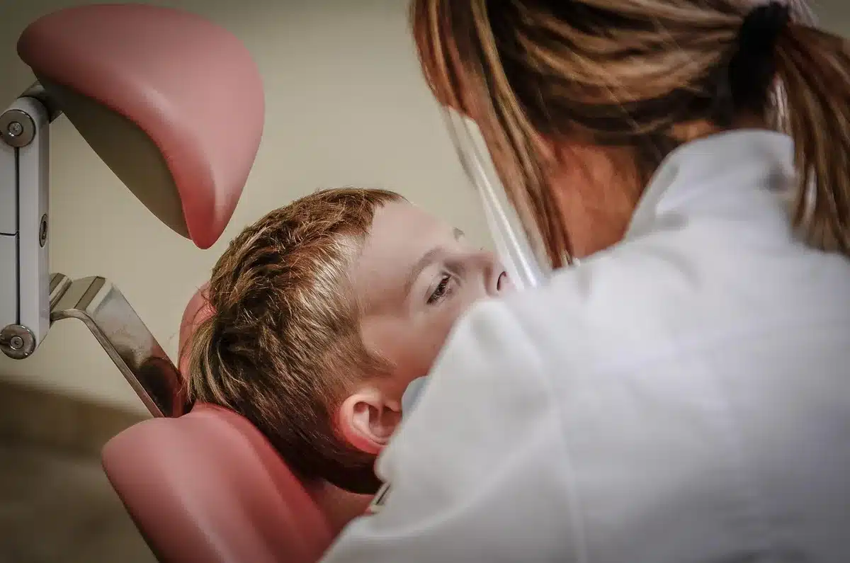 Visage et torse d'un enfant montrant des plaques rouges vues de loin