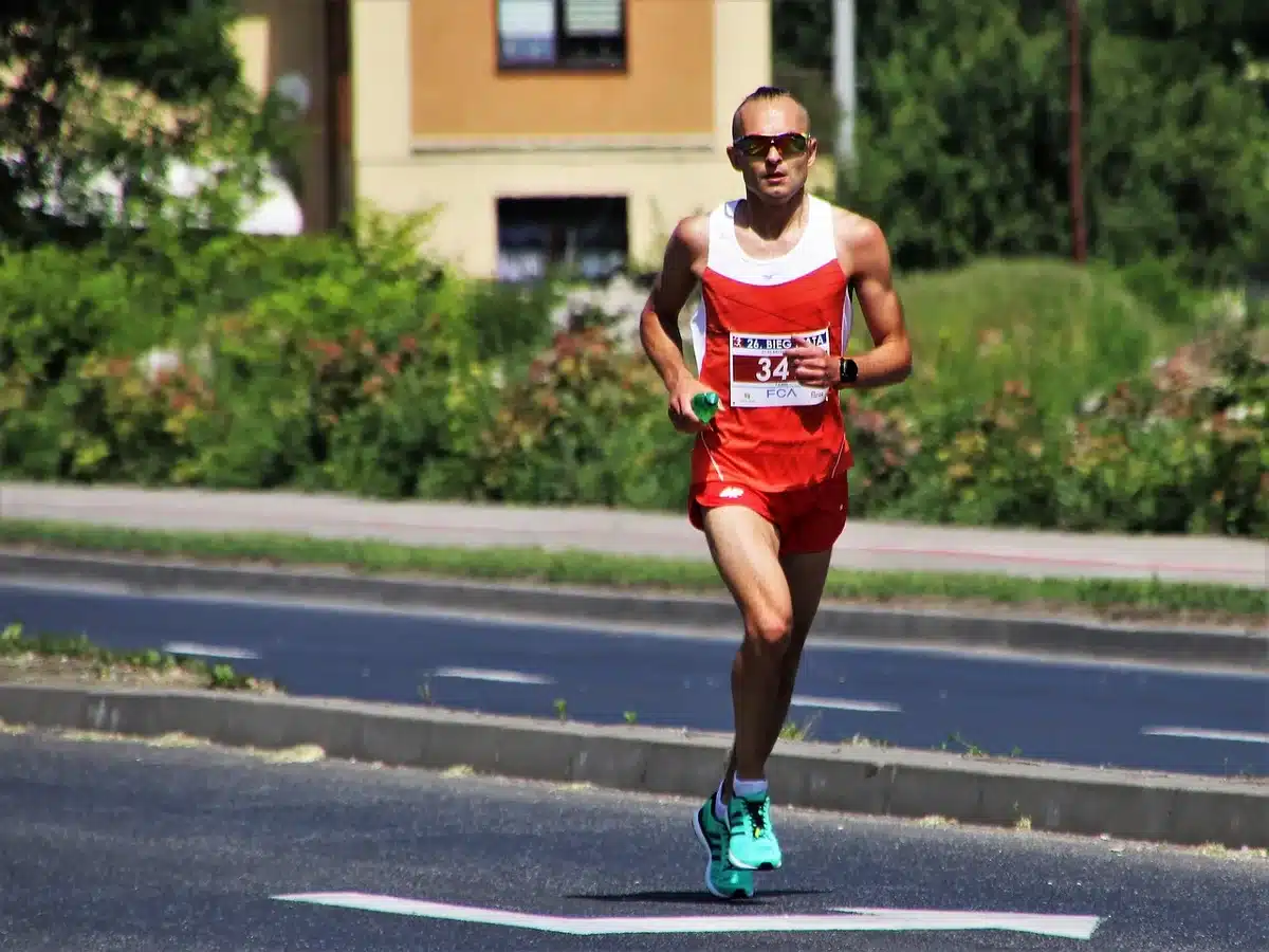 Coureur sur le même parcours avec chronomètre pour séances standardisées