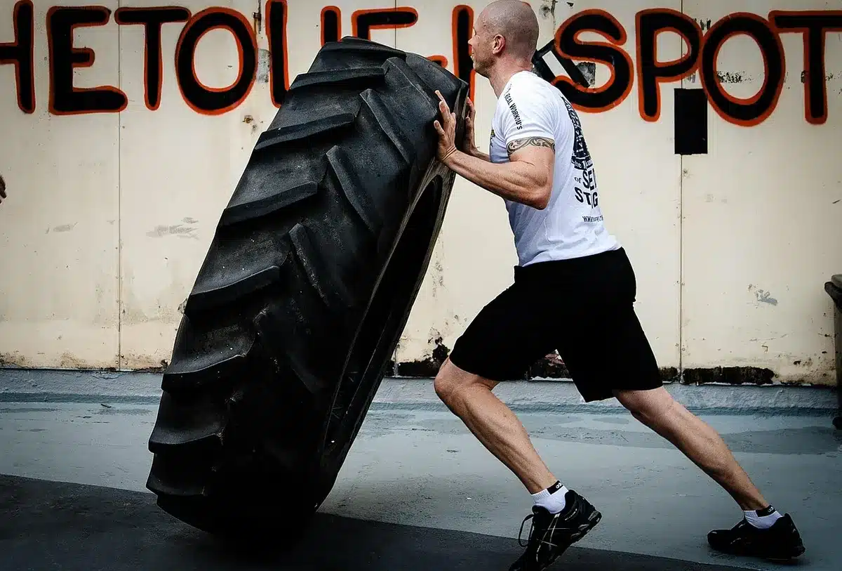 Athlète sprintant en salle, muscles en effort intense