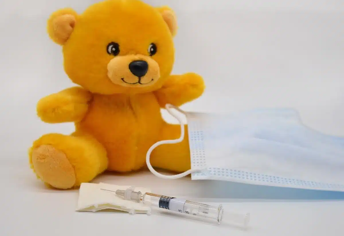 Parent préparant un nourrisson pour une séance de vaccination en cabinet