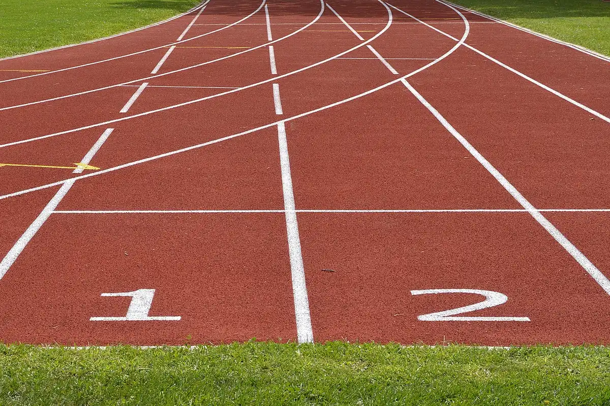 Coureur alternant marche et course sur trottoir urbain