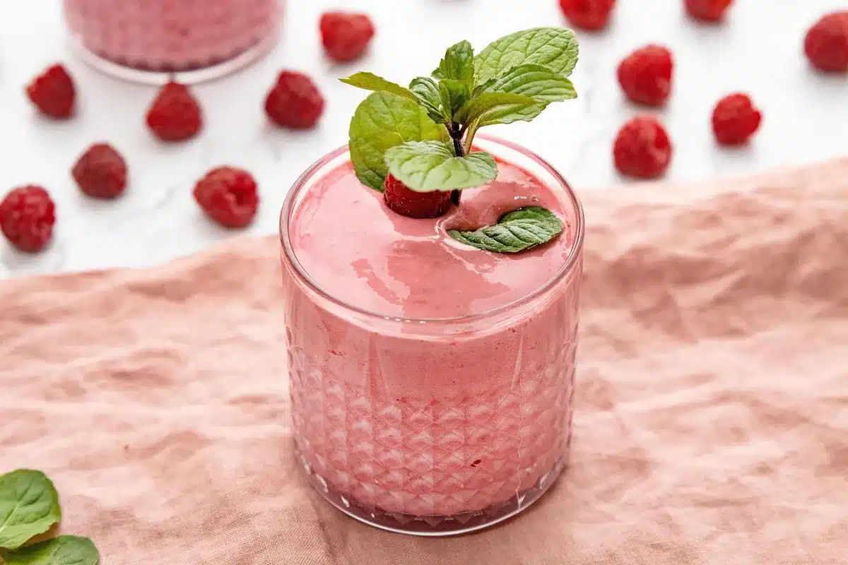 Shake de whey et banane posés sur une table comme option post‑séance