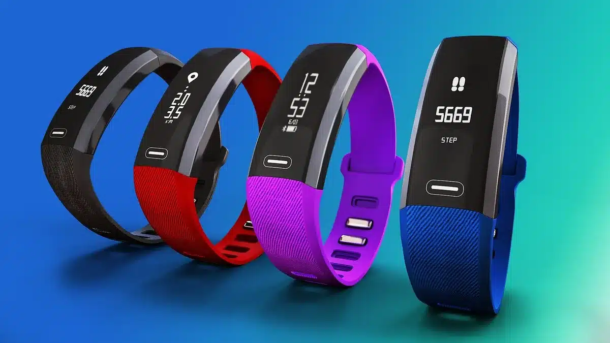 Montre cardio au poignet pendant un footing léger montrant la récupération