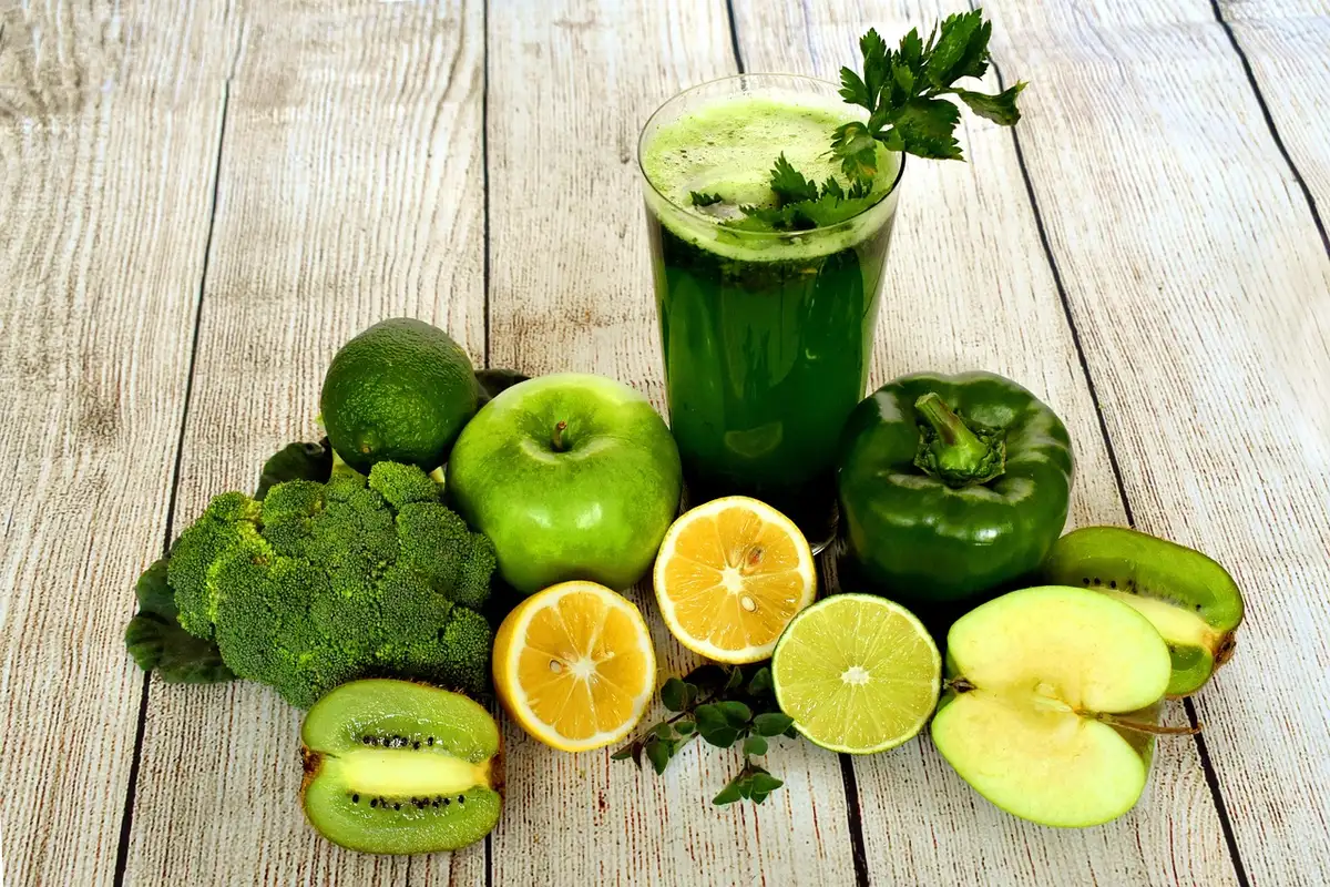 Blender versant un smoothie onctueux dans un verre