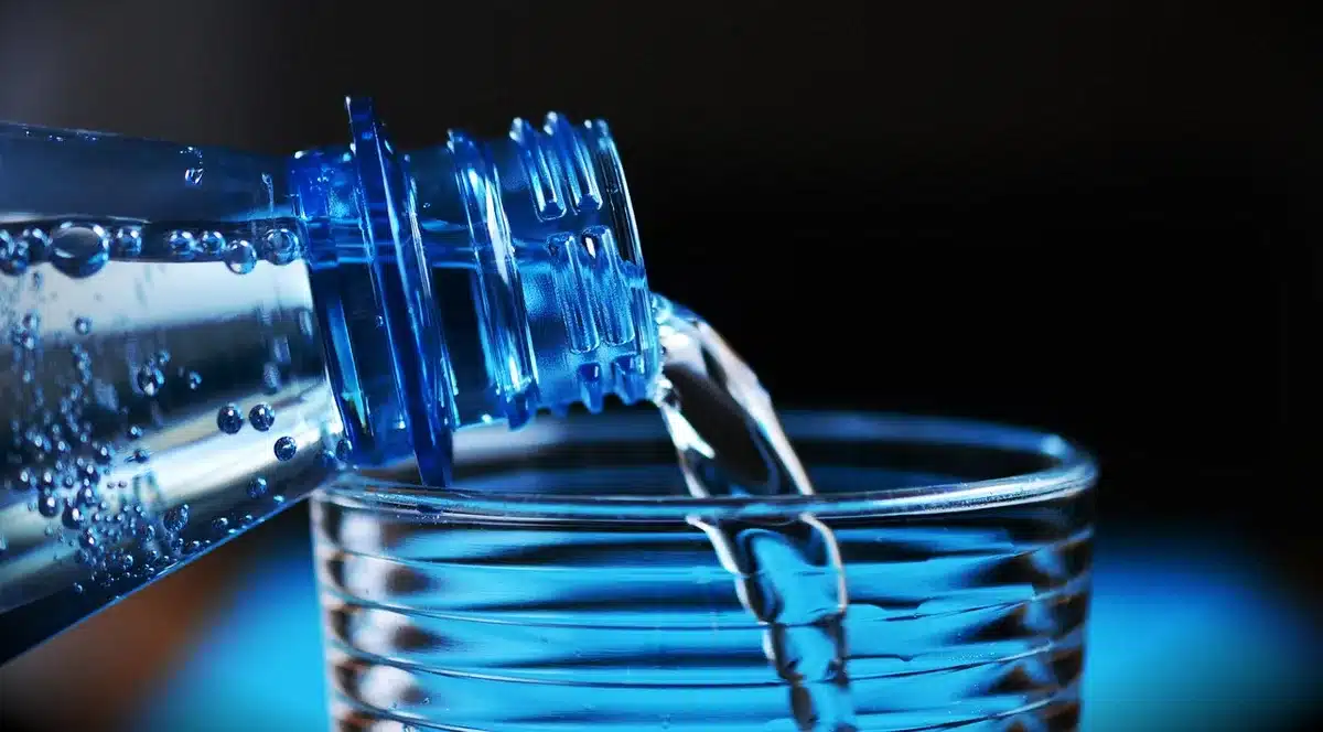 Bouteille de boisson sportive avec électrolytes pour l'hydratation