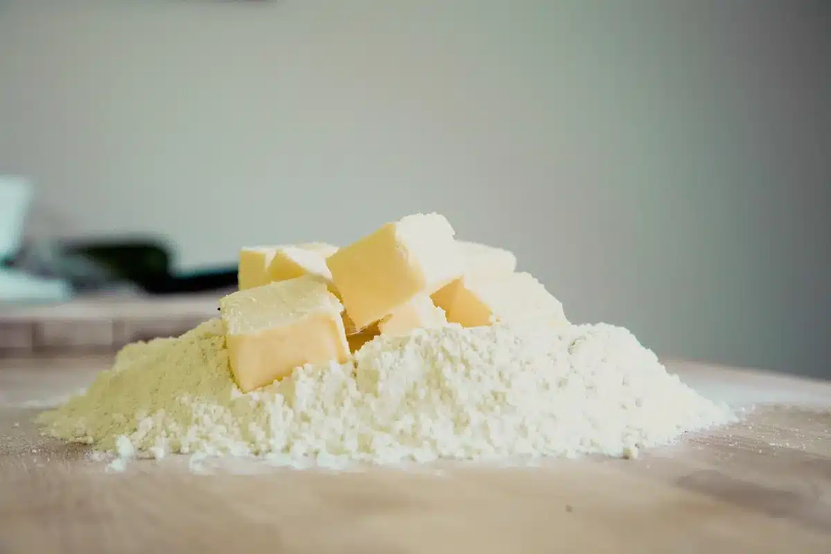 Ingrédients pour crêpes protéinées : poudre de protéine, farine d'avoine, œuf et liquide