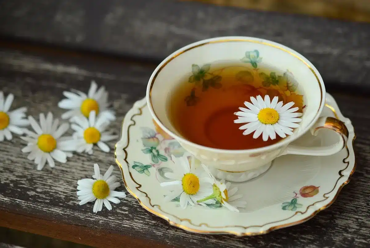 Tasse de tisane et bouilloire sur une table lumineuse
