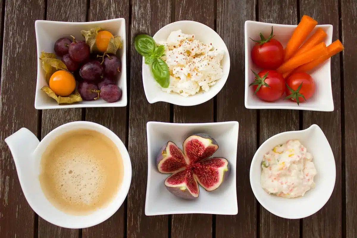 Petit-déjeuner équilibré avec céréales complètes, fruit et yaourt pour ne pas sauter de repas
