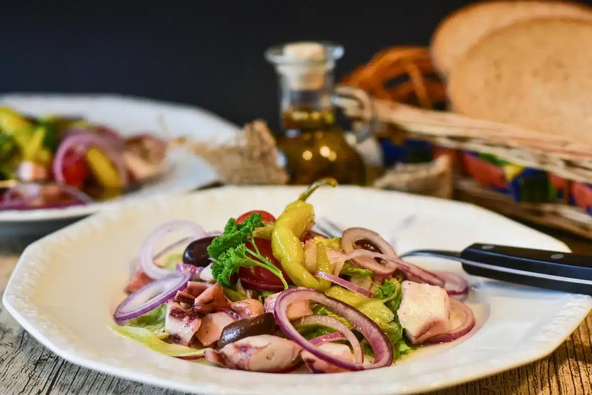 Assiette avec salade riche en fibres et portion de poisson protéiné