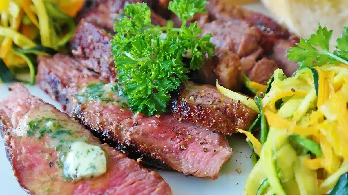 Gaufres salées garnies d'avocat, œuf mollet et saumon fumé sur une assiette