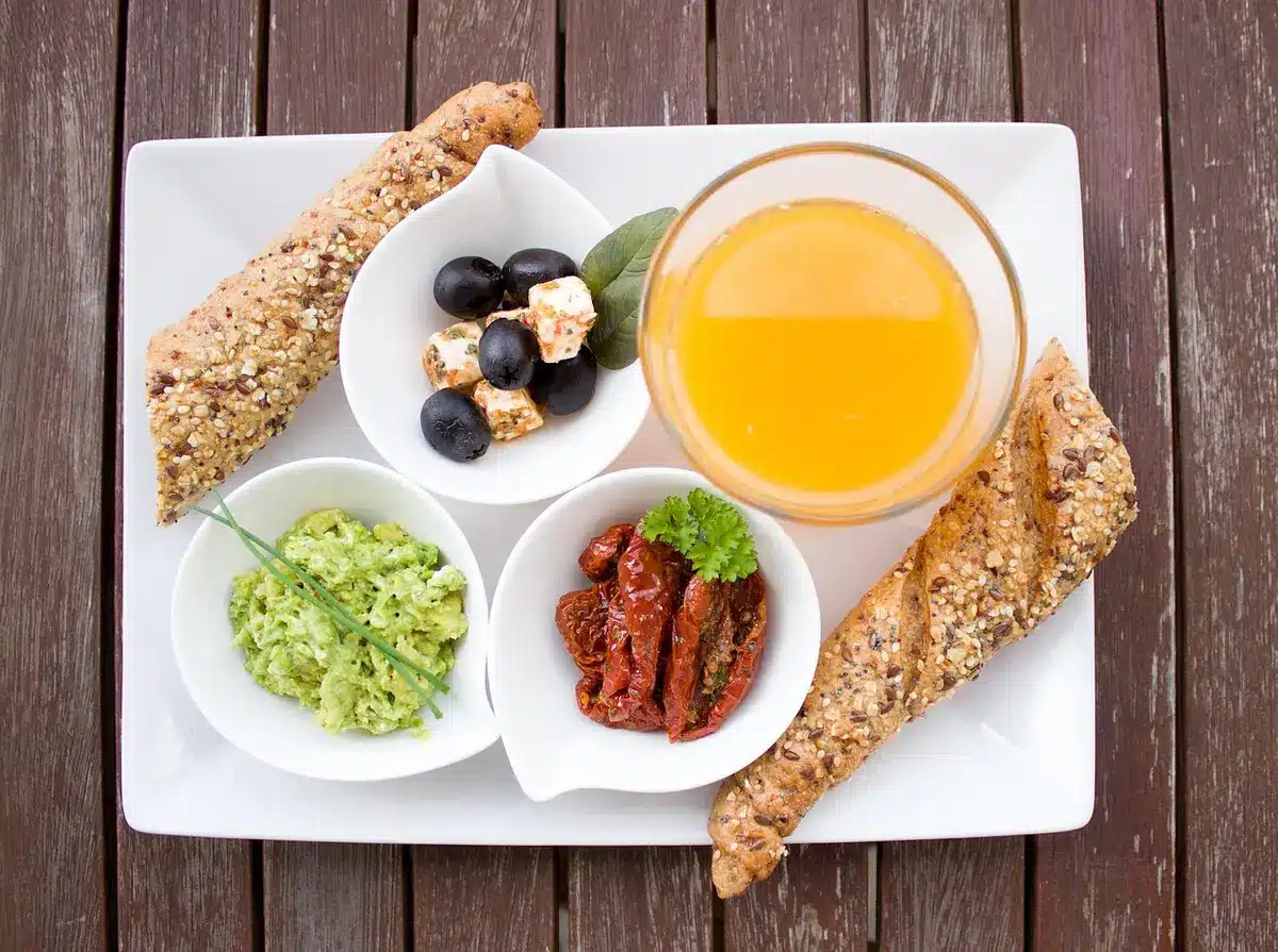 Féculents complets, avoine et patate douce sur une assiette