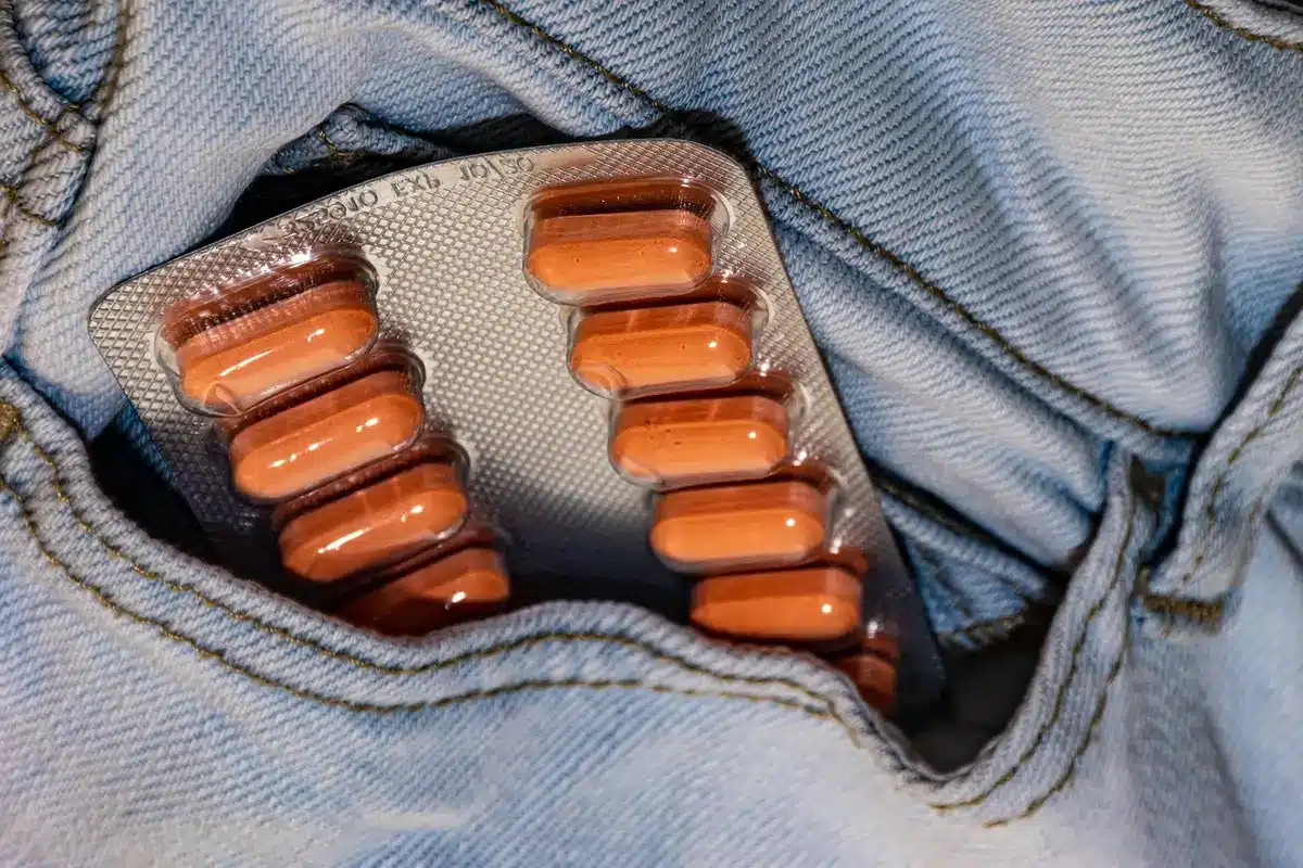 Personne fiévreuse allongée montrant des signes de fatigue et d'inconfort