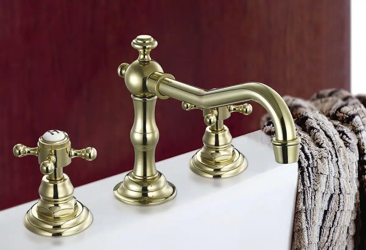 Personne qui se brosse les dents au lavabo, focalisé sur la brosse et la mousse