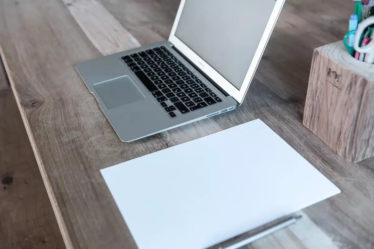 Documents scientifiques et ordinateur sur un bureau, symbolisant la vérification des sources