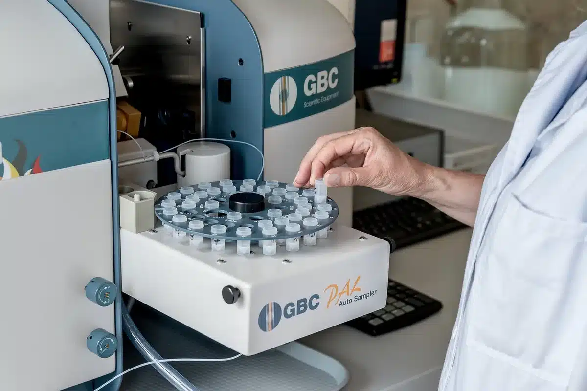 Médecin consultant des résultats de biologie avec un appareil d'échographie en arrière-plan