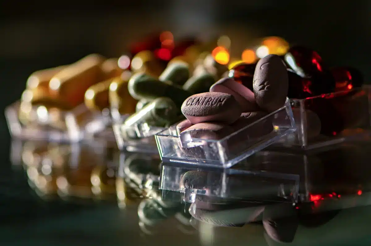 Compléments alimentaires et capsules de Morosil alignés sur une surface blanche