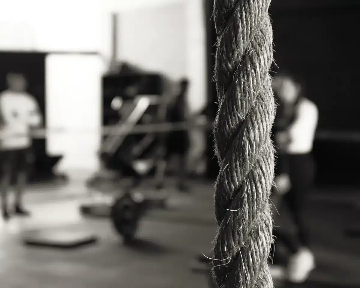 Exercice de hip thrust sur banc pour cibler les fessiers