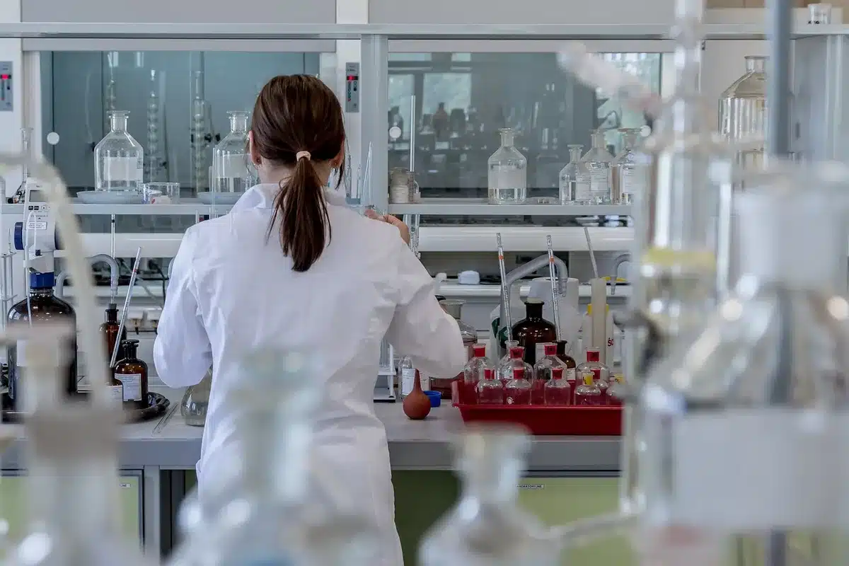 Technicien de laboratoire examinant des tubes de sang et des résultats