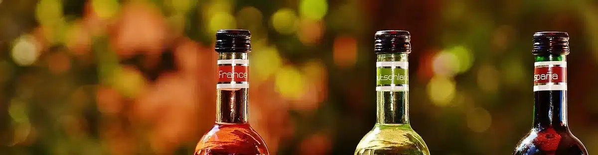 Athlète buvant une boisson riche en électrolytes pendant l'entraînement