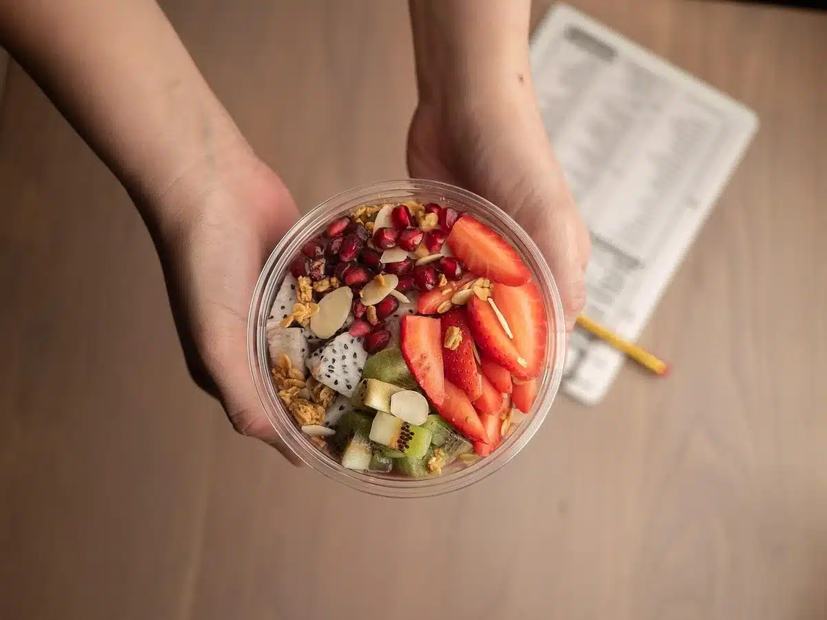 Smoothie protéiné et bol d'avoine prêts à emporter