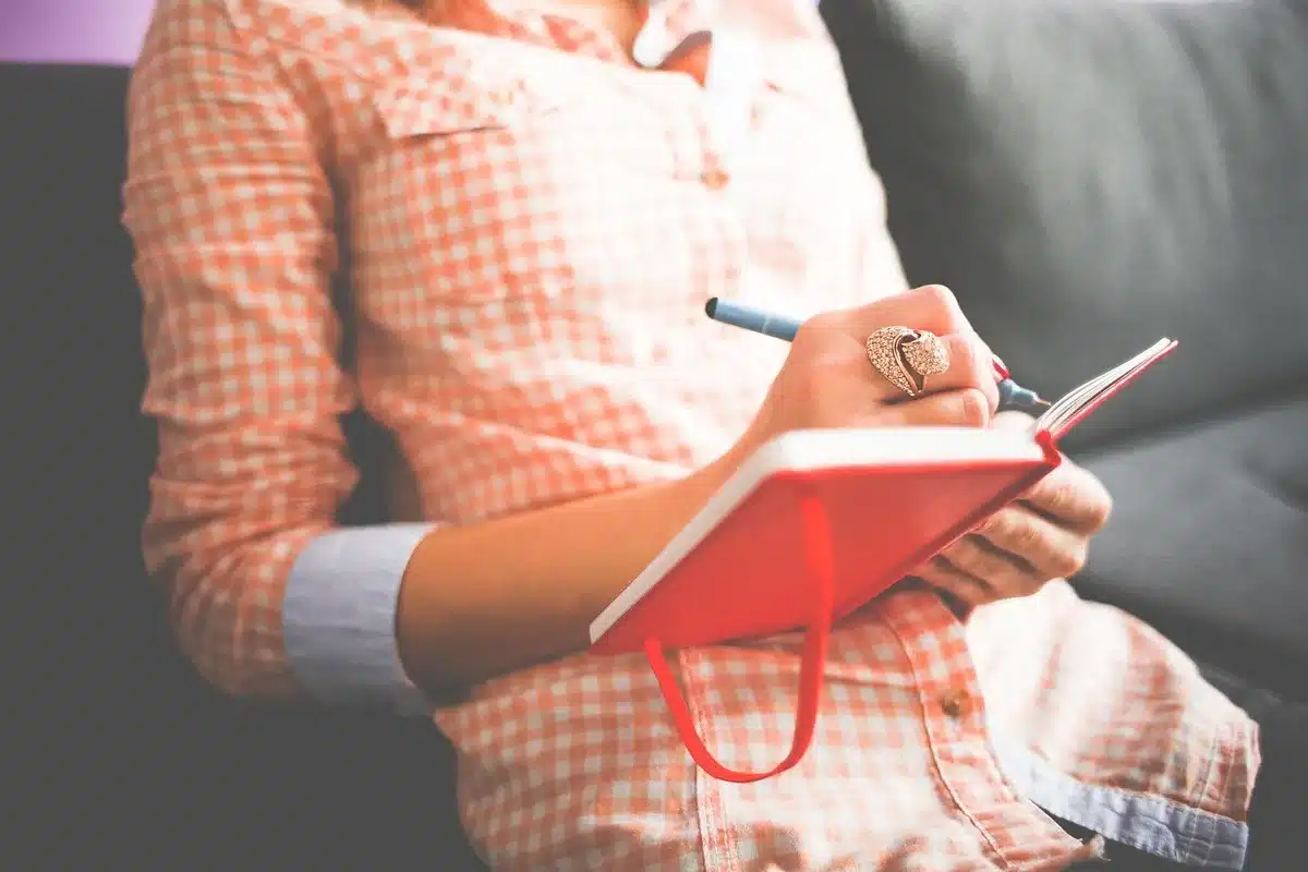 Femme notant ses crises de migraine dans un carnet
