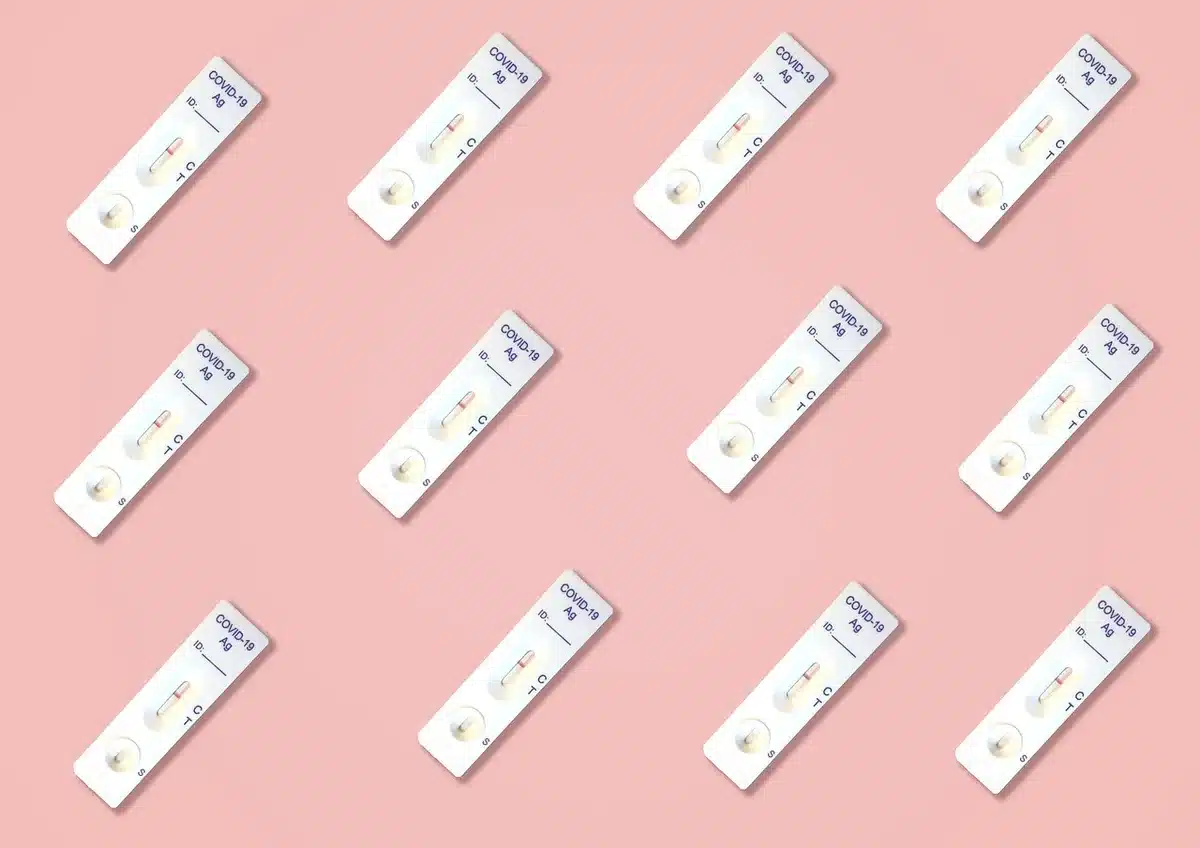 Instruments de dépistage et formulaire de laboratoire sur un plateau clinique