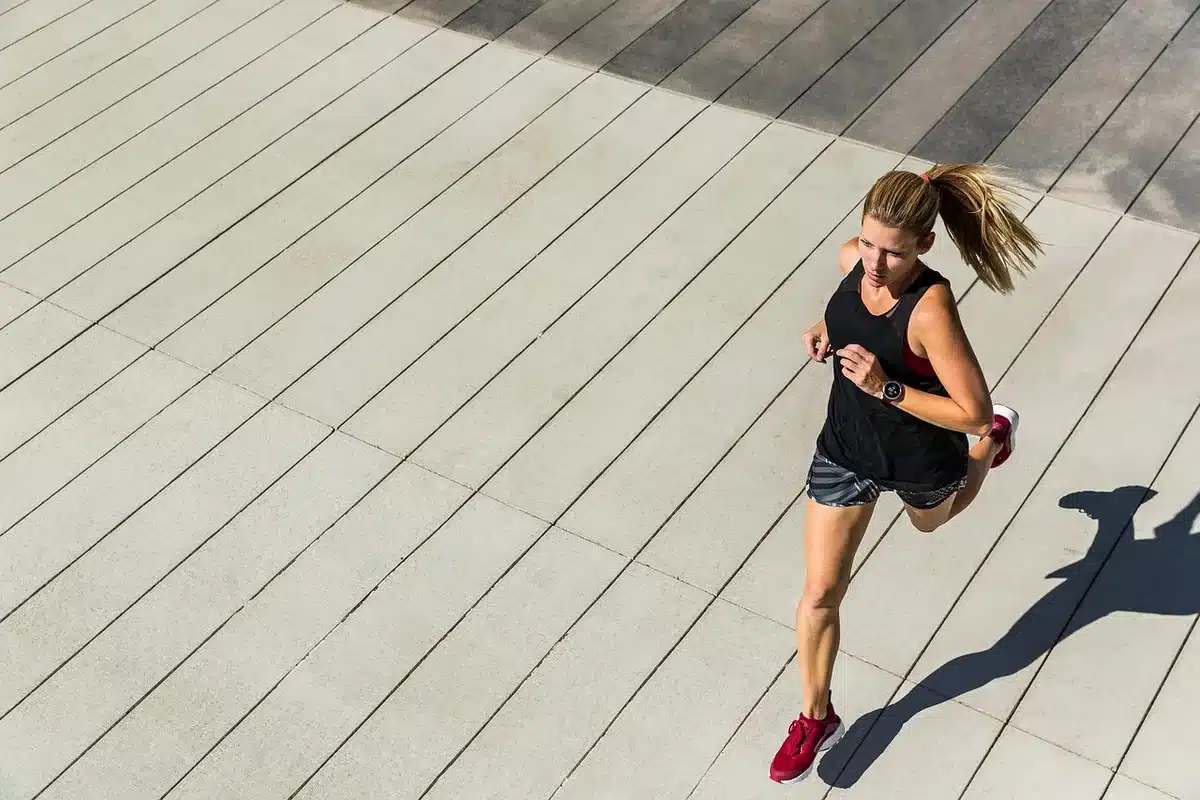 Coureur d'âge moyen en entraînement, illustrant l'équilibre optimal entre expérience et récupération à 40 ans